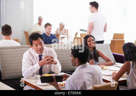 Réunion d'affaires pendant le petit-déjeuner dans le restaurant de l'hôtel Banque D'Images