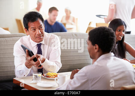 Réunion d'affaires pendant le petit-déjeuner dans le restaurant de l'hôtel Banque D'Images