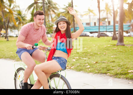 Young Couple having fun sur balade à vélo Banque D'Images