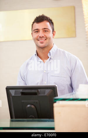 Portrait d'homme à l'hôtel Réceptionniste/24 Banque D'Images