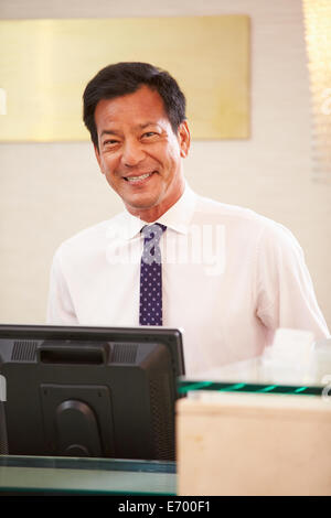 Portrait d'homme à l'hôtel Réceptionniste/24 Banque D'Images