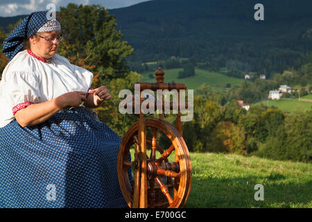 Une femme en costume traditionnel de Beskid alpinistes démontrant la roue tournante. Banque D'Images