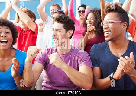 Audience Cheering At Outdoor Concert Banque D'Images