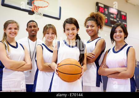 Les membres de l'équipe de basket-ball féminin High School avec l'entraîneur Banque D'Images