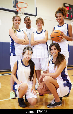 Les membres de l'équipe de basket-ball féminin High School avec l'entraîneur Banque D'Images