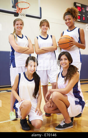 Les membres de l'équipe de basket-ball féminin High School Banque D'Images