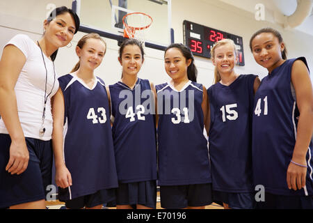 Les membres de l'équipe de basket-ball féminin High School avec l'entraîneur Banque D'Images