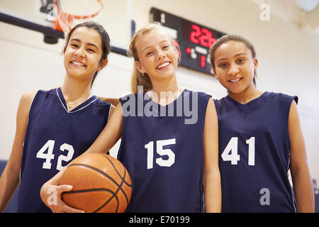 Les membres de l'équipe de basket-ball féminin High School Banque D'Images