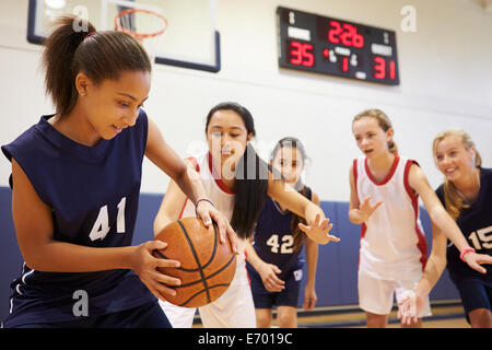 L'équipe de basket-ball féminin High School joue une partie de Banque D'Images