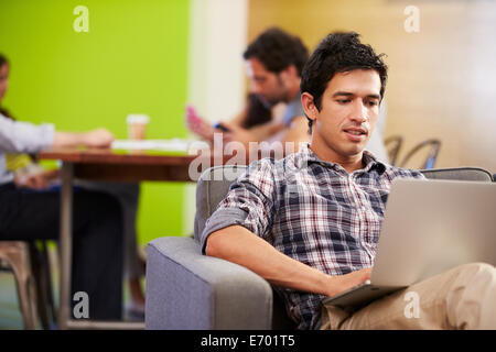 L'homme de prendre une pause de travail Design Studio Banque D'Images