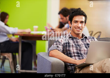 L'homme de prendre une pause de travail Design Studio Banque D'Images