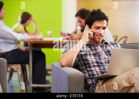 L'homme de prendre une pause de travail Design Studio Banque D'Images