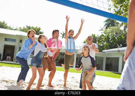 Multi Generation Family Playing Volleyball dans jardin Banque D'Images