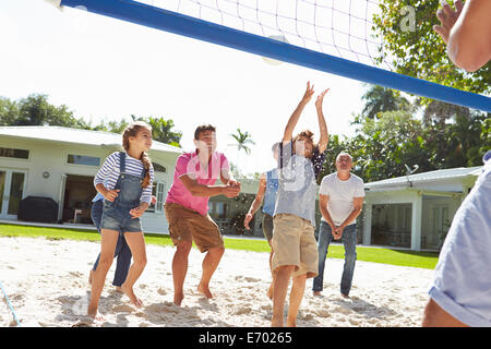 Multi Generation Family Playing Volleyball dans jardin Banque D'Images