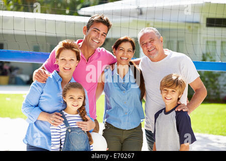 Multi Generation Family Playing Volleyball dans jardin Banque D'Images