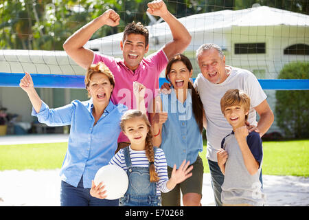 Multi Generation Family Playing Volleyball dans jardin Banque D'Images