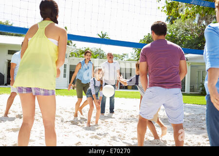 Multi Generation Family Playing Volleyball dans jardin Banque D'Images