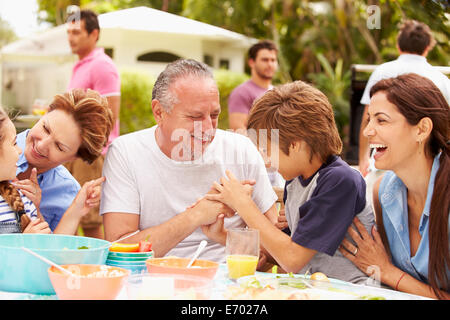 Multi Generation Family Enjoying meal in Garden Ensemble Banque D'Images