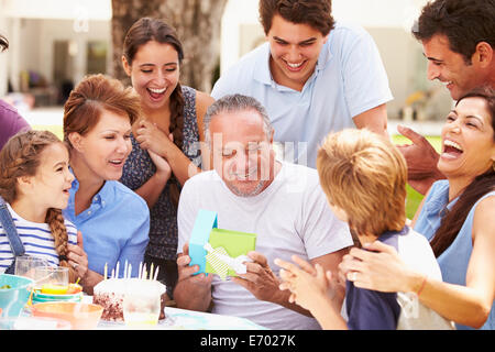 Multi Generation Family Celebrating Birthday In Garden Banque D'Images