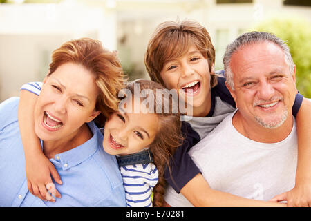 Portrait des grands-parents et petits-enfants dans le jardin Banque D'Images