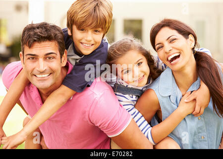 Portrait de famille heureuse dans le jardin à la maison Banque D'Images