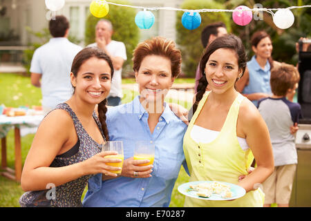 Mère avec filles adultes bénéficiant d'Party in Garden Banque D'Images