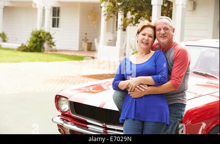 Couple avec voiture classique restauré Banque D'Images