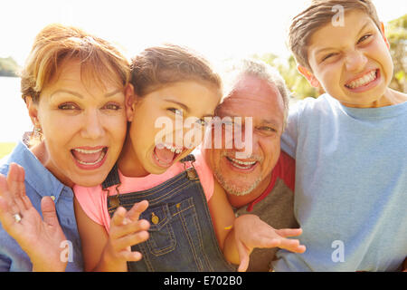 Portrait des grands-parents et petits-enfants dans le jardin Banque D'Images