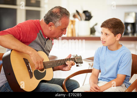 L'enseignement de grand-père-fils à jouer de la guitare Banque D'Images