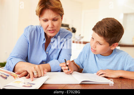 Petit-fils d'aider grand-mère à faire ses devoirs Banque D'Images