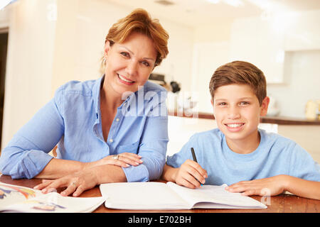 Petit-fils d'aider grand-mère à faire ses devoirs Banque D'Images