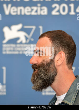 Venise, Italie. 2Nd Sep 2014. Directeur Duane Hopkins pose au cours de la photo pour l'appel 'passer' qui est sélectionné pour le concours horizons lors de la 71 e Festival du Film de Venise, à Lido de Venise, Italie, 2 septembre 2014. Credit : Liu Lihang/Xinhua/Alamy Live News Banque D'Images