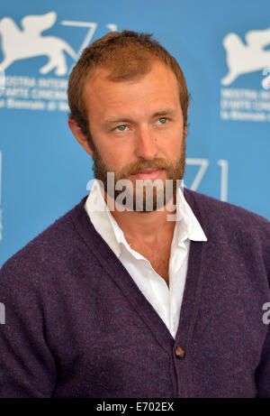 Venise, Italie. 2Nd Sep 2014. Dilloway acteur Benjamin pose au cours de l'appel à photo 'passer' qui est sélectionné pour le concours horizons lors de la 71 e Festival du Film de Venise, à Lido de Venise, Italie, 2 septembre 2014. Credit : Liu Lihang/Xinhua/Alamy Live News Banque D'Images