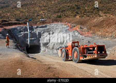 Véhicule à conduite à débris de compensation plus avant à l'intérieur du forage portail d'entrée pour les nouveaux service access tunnel, nouvelle mine de platine Banque D'Images