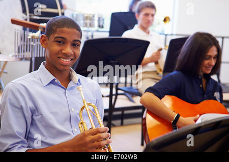 Élève de sexe masculin à jouer de la trompette à l'Orchestre de l'école Banque D'Images