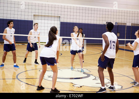 Match de volley-ball High School in Gymnasium Banque D'Images