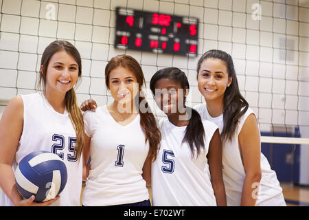 Les membres de l'équipe de volley-ball féminin High School Banque D'Images