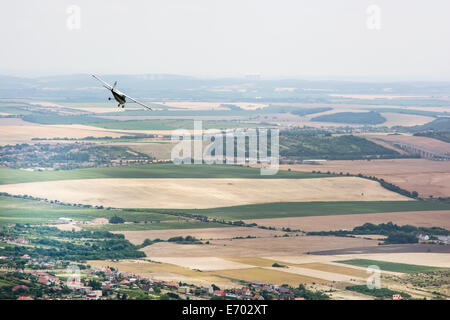 Petit avion survole le grand pays. Vue de dessus. Banque D'Images