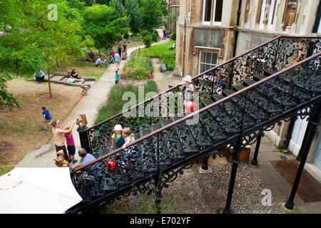 Les enfants jouant sur les escalier en fer forgé à l'extérieur de Strawberry Hill House, Twickenham, London UK KATHY DEWITT Banque D'Images