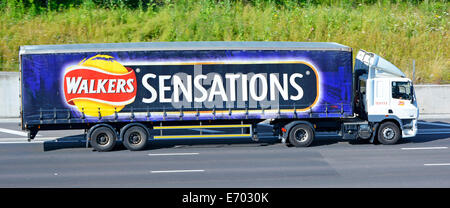 Les marcheurs du camion et remorque publicité une gamme de chips appelé 'Sensations' Banque D'Images