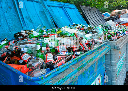 Poubelles débordant de bouteilles en verre dans l'usine de recyclage en bordure de Banque D'Images