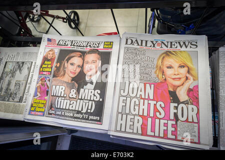 Première page et les titres du New York Post et Daily News tabloïdes Banque D'Images