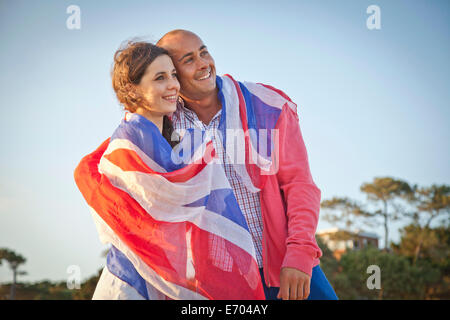 Couple drapeau britannique sur la plage de Bournemouth, Dorset, UK Banque D'Images