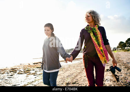 Mère et fille appréciant beach Banque D'Images
