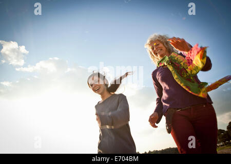 Mère et fille appréciant beach Banque D'Images