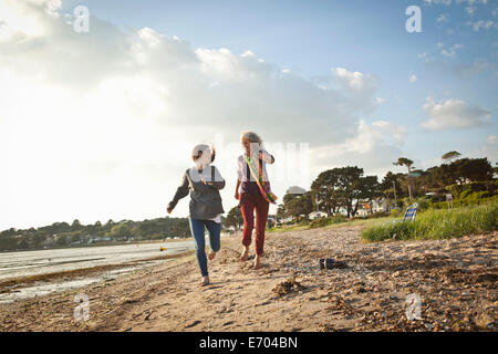 Mère et fille appréciant beach Banque D'Images