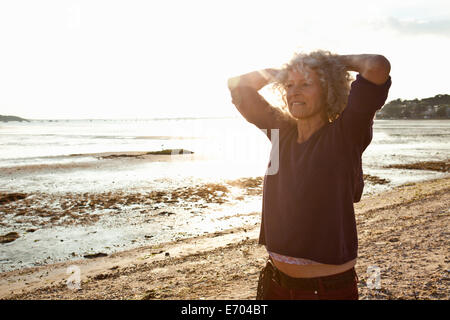 Mature Woman enjoying beach Banque D'Images