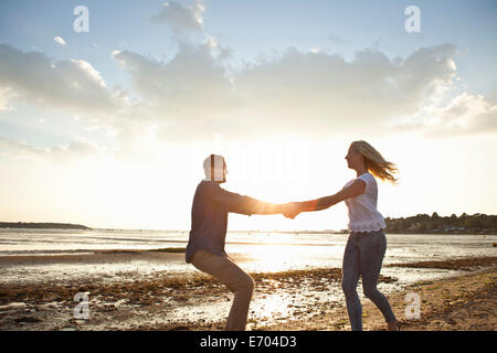 Jeune couple enjoying beach Banque D'Images