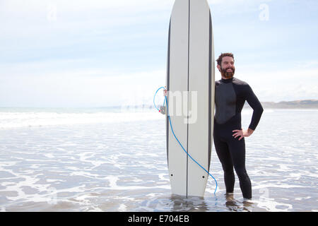 Portrait of young male surfer debout dans la mer avec surf Banque D'Images