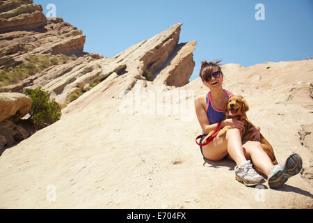 Jeune femme avec labrador puppy sitting on lap Banque D'Images